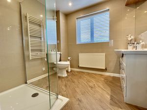 Jack & Jill En-suite- click for photo gallery
